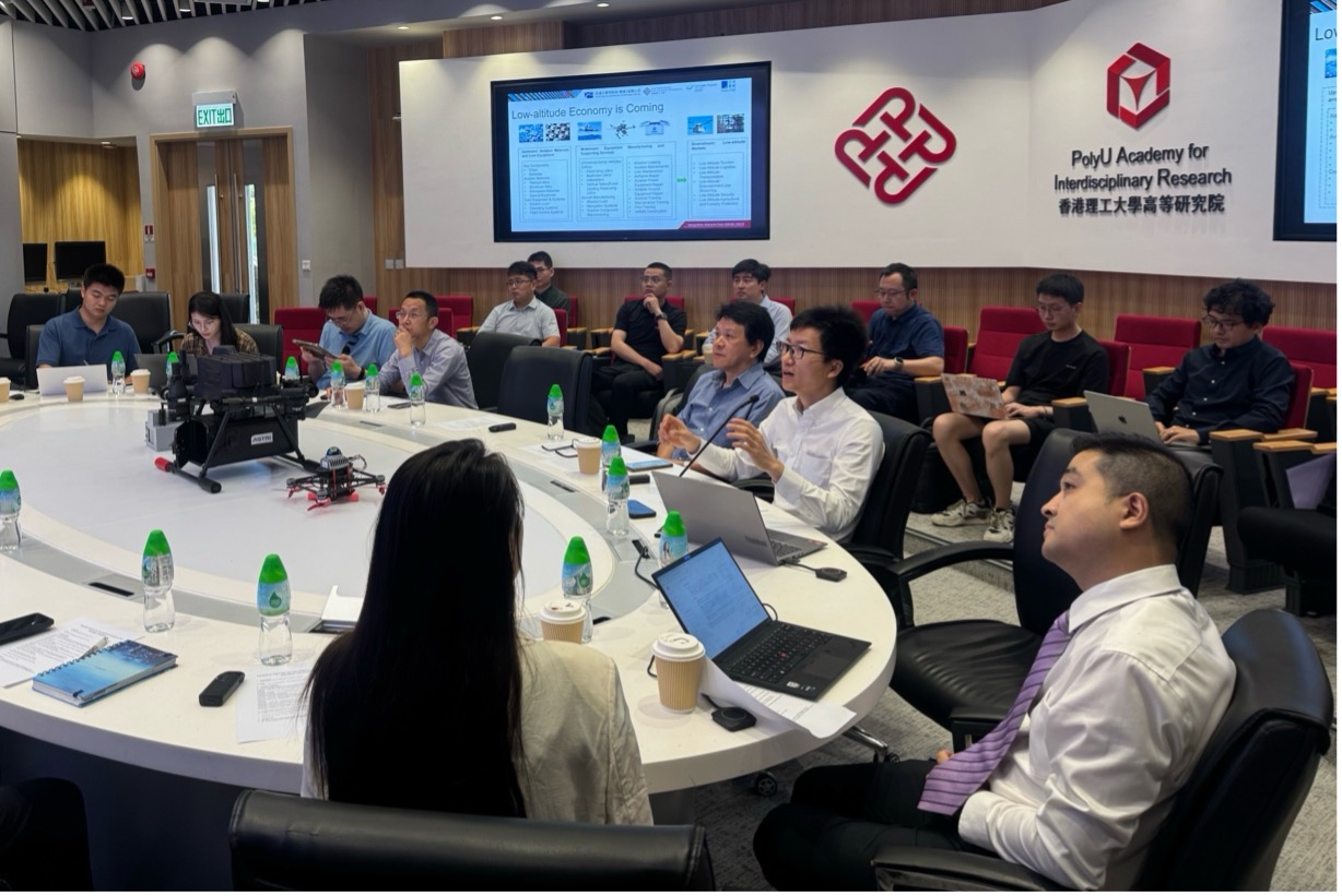 PolyU Assistant Professor Wen Weisong introducing the sandbox project in collaboration with SUTPC, HKBN, and Gleneagles Hospital.